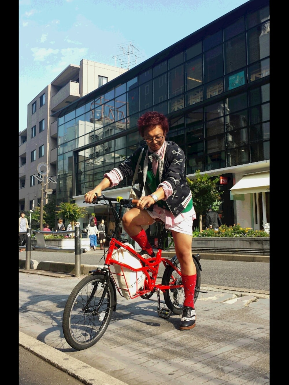 「自転車、THOMBROWN、JulienDavid、UNIQLO、ボウタイ、ショーツ、緑のカーディガン、ピンクのシャツ、丸眼鏡、ISSEY MIYAKE」｜「自転車のアイテム（スポーツグッズ、レッド系）」を使った、ＴＡＫＵさん（メンズ・160cm）の秋コーディネートの1枚目の写真