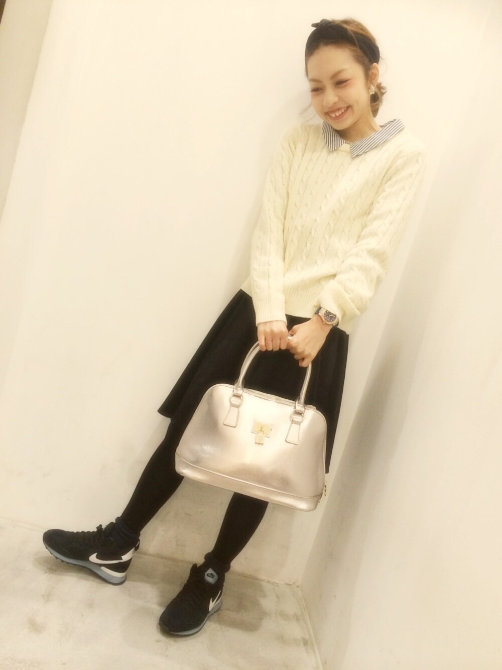 ホワイト系のニット/セーター、ブラック系のスカート、その他のボストンバッグを着用したレディースの冬コーディネートの1枚目の写真