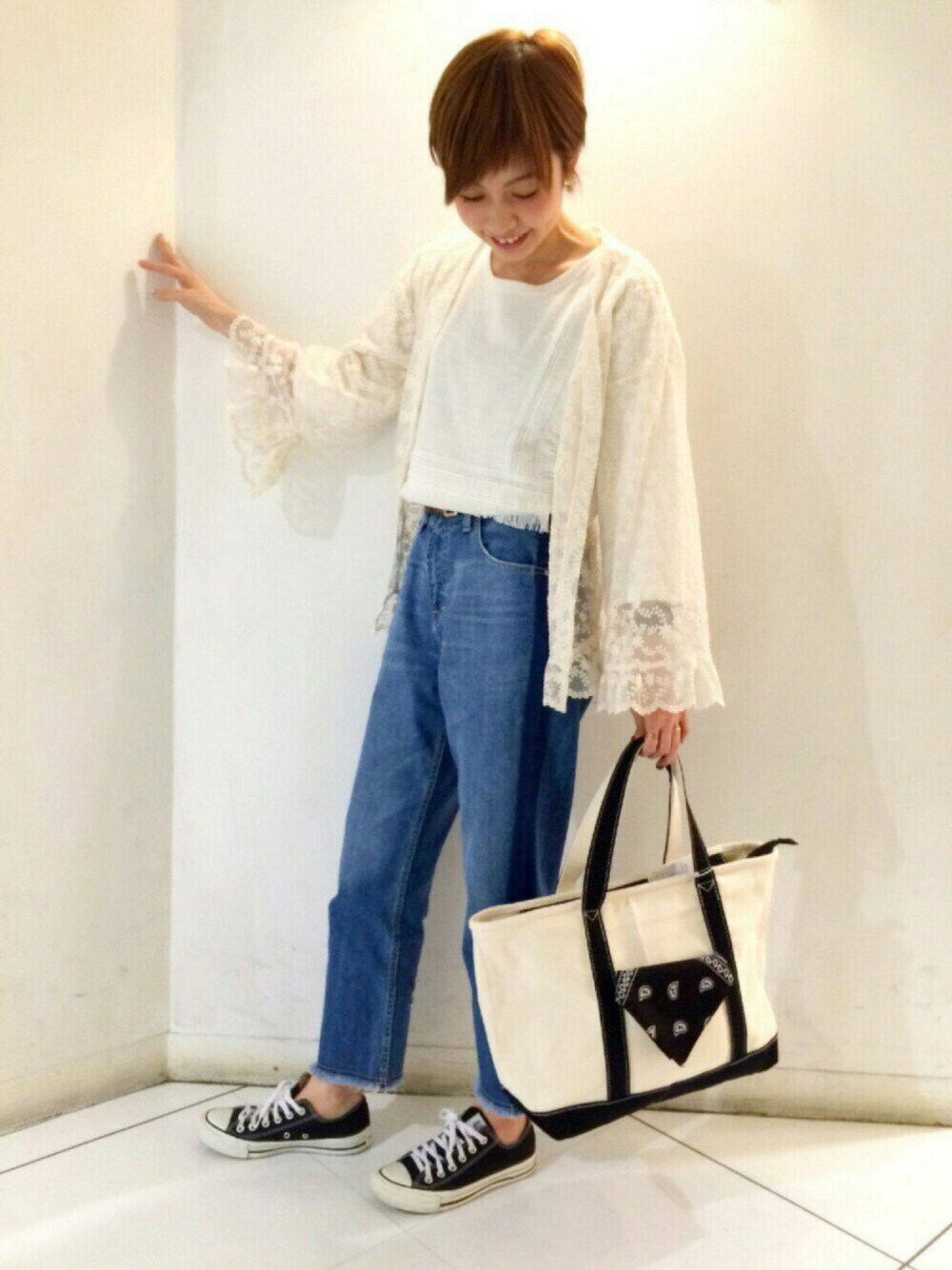 「デニム、レース、スニーカーコーデ、デニムパンツ、春コーデ、Discoat、レースガウン、Discoat Parisien」｜「Discoat Parisienの総レースショートガウン（シャツ/ブラウス、ホワイト系）」を使った、_a_n_c_o___さん（レディース・158cm）の冬コーディネートの1枚目の写真