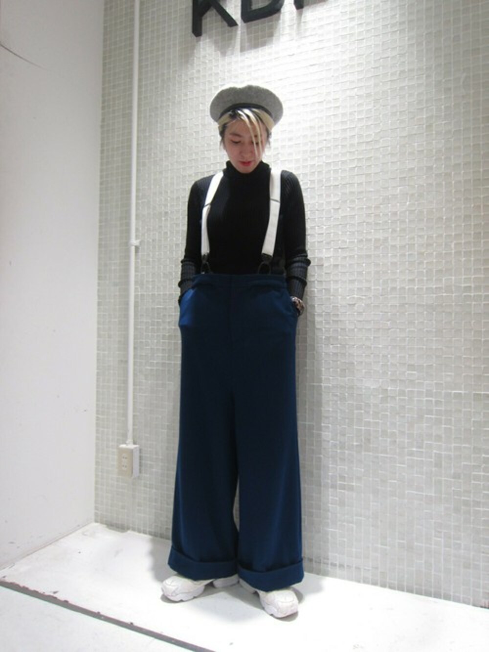 「ブラック、ボーイッシュ、ベレー帽、KBF、サスペンダー、ポンプフューリー、サスペンダーパンツ」｜「KBFのKBF サスペンダーパンツ（その他パンツ、ブルー系）」を使った、ハマーさん（レディース・164cm）の秋コーディネートの1枚目の写真
