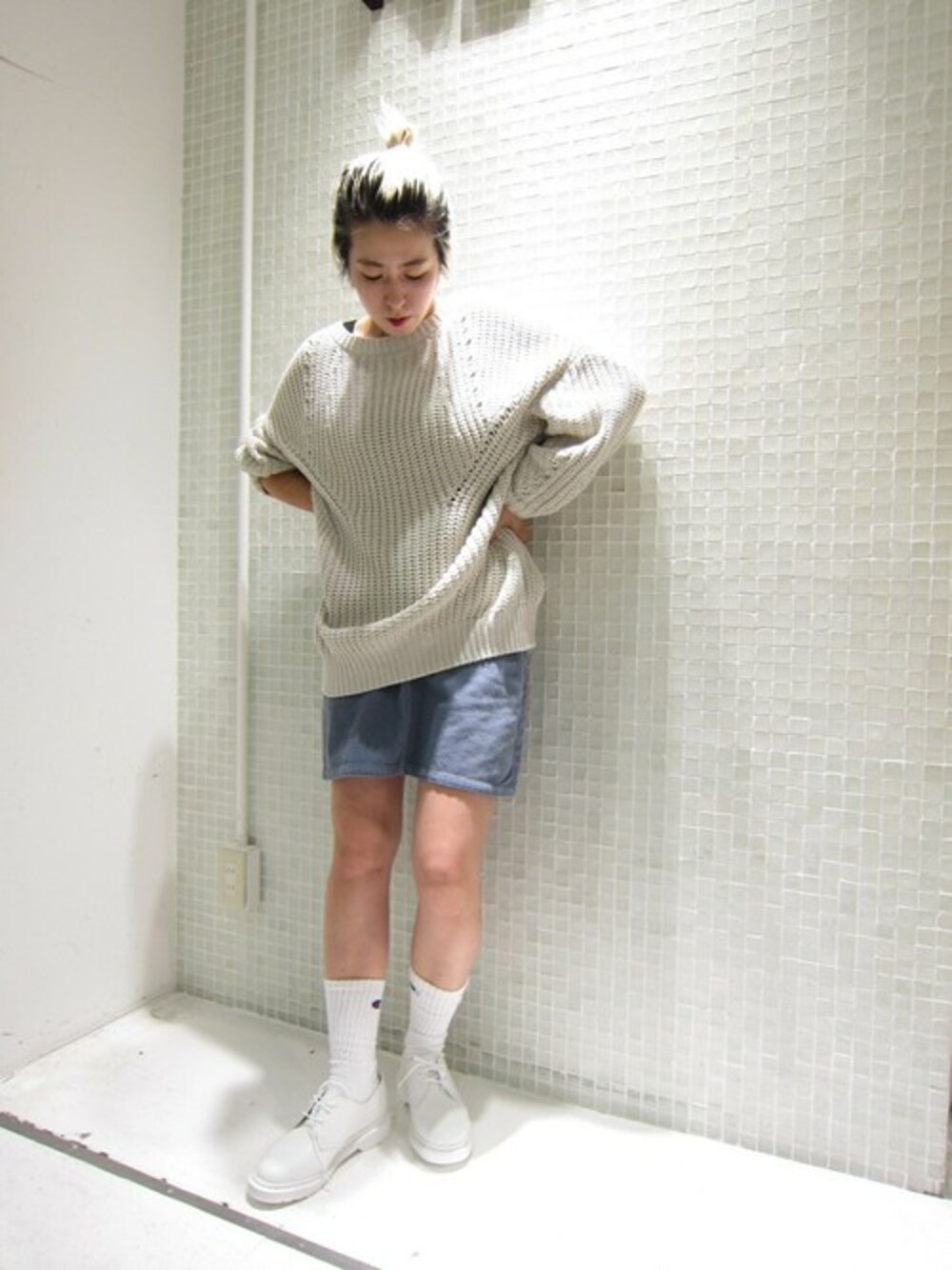 「ニット、ビッグシルエット、コーデュロイ、KBF、秋のコーデ、Dr.Martens」｜「KBFのKBF BIGニット（ニット/セーター、ホワイト系）」を使った、ハマーさん（レディース・164cm）の秋コーディネートの1枚目の写真