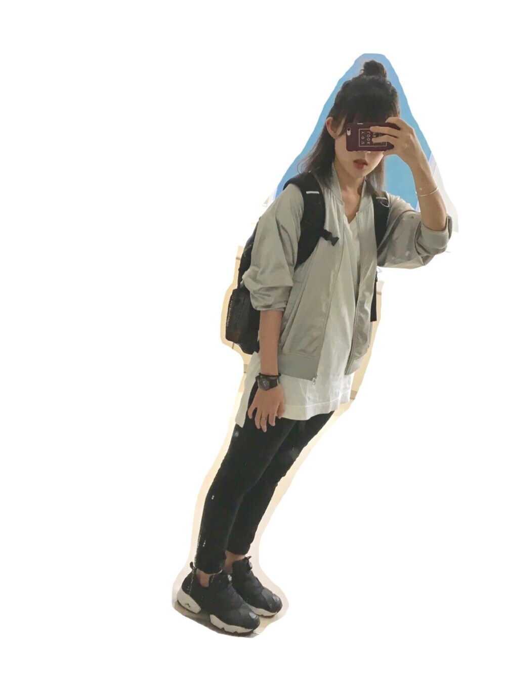 シルバー系のナイロンジャケット、ホワイト系のTシャツ/カットソー、ブラック系のバックパック/リュックを着用したレディースの秋コーディネートの1枚目の写真