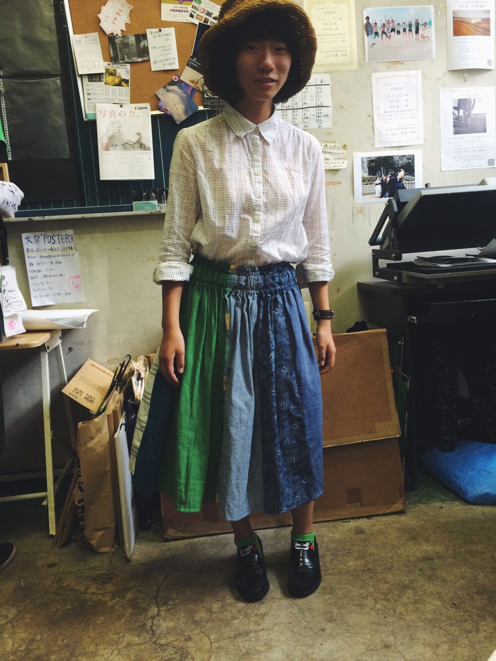 「写真部」｜「おさがりのアイテム（シャツ/ブラウス、ホワイト系）」を使った、澪さん（レディース・154cm）の秋コーディネートの1枚目の写真