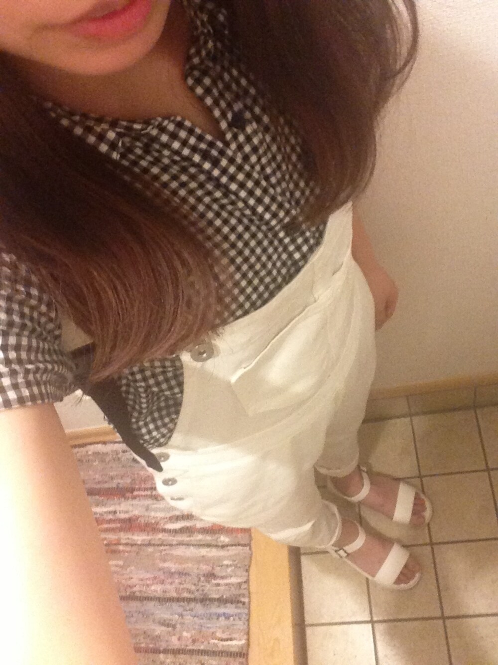 その他のシャツ/ブラウス、ホワイト系のサロペット/オーバーオール、ホワイト系のサンダルを着用したレディースの夏コーディネートの1枚目の写真