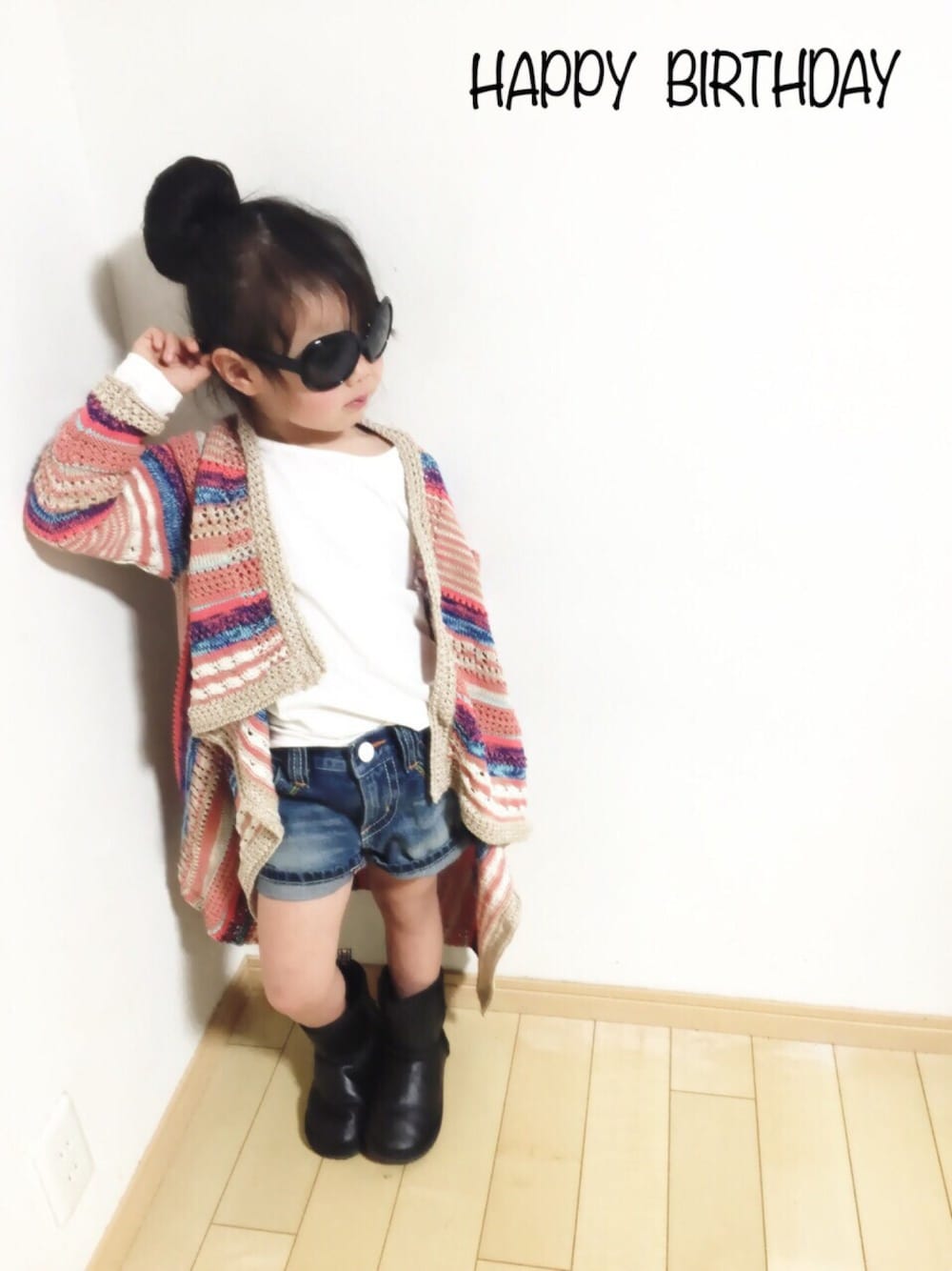 その他のカーディガン/ボレロ、ブルー系のデニムパンツ、その他のその他を着用したキッズの春コーディネートの1枚目の写真