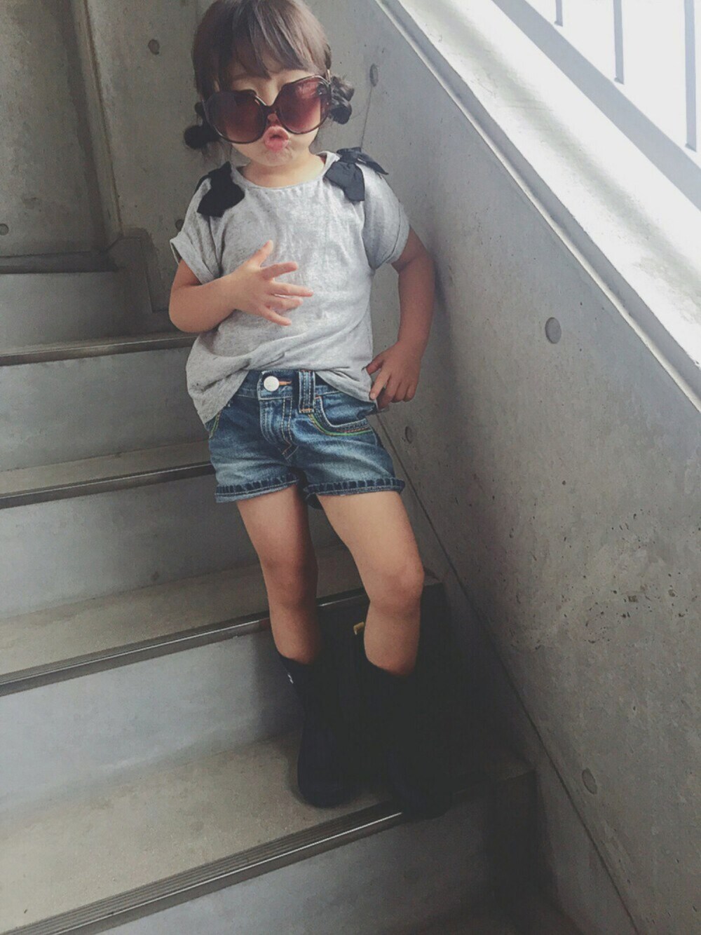 グレー系のTシャツ/カットソー、ブルー系のデニムパンツ、ブルー系のレインシューズを着用したキッズの夏コーディネートの1枚目の写真