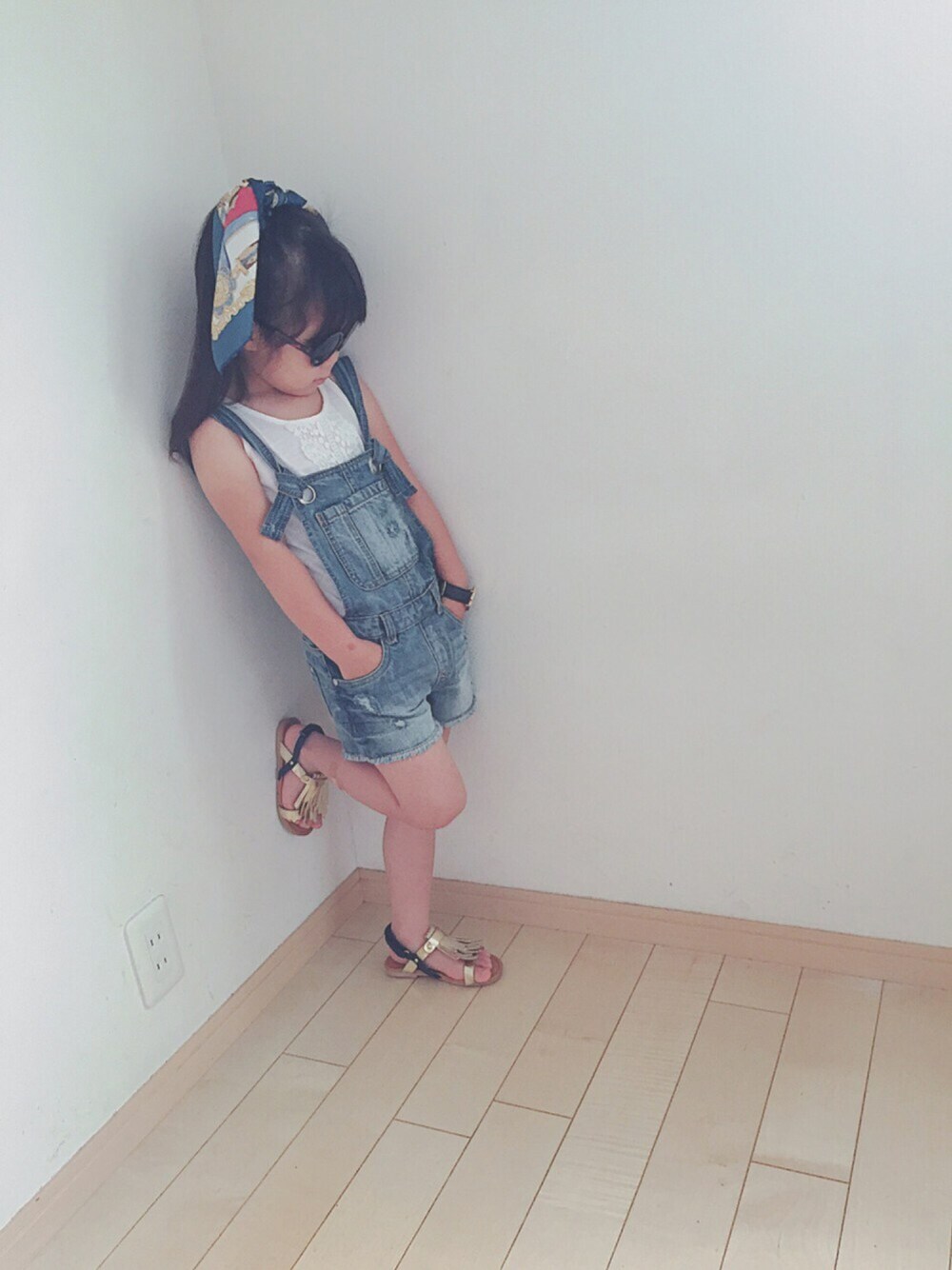 「休日スタイル、ノースリーブ、ゆるコーデ、デニムサロペット、サンダル、白Tシャツ、ZARA、スカーフ、4歳、夏コーデ」｜「ZARAのアイテム（サロペット/オーバーオール、ブルー系）」を使った、ma☺︎caさん（キッズ・100cm）の夏コーディネートの1枚目の写真