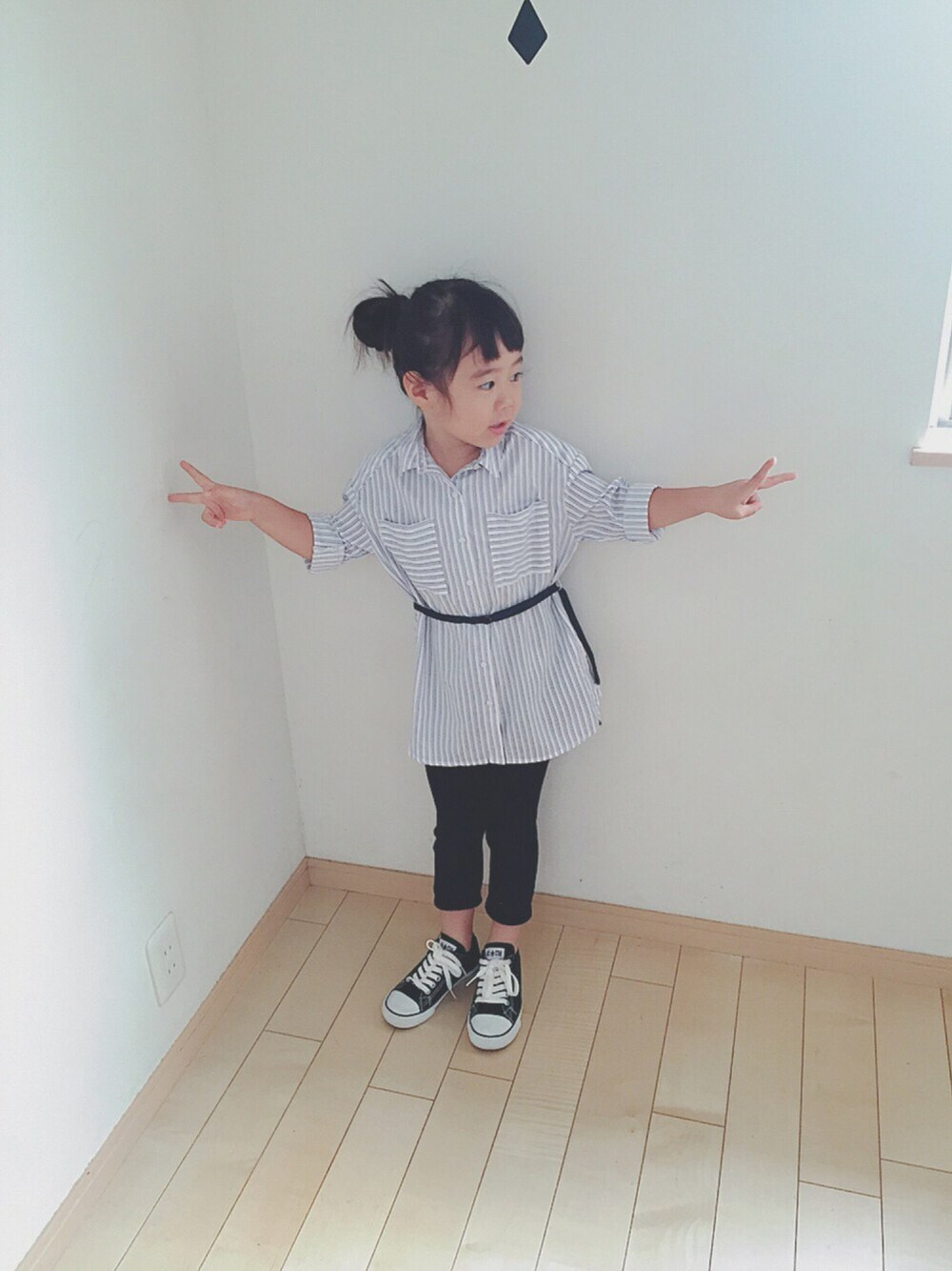 「ラブ＆ピース2016、4歳、おんなのこ、シャツワンピ、コンバース、おだんごヘアー、きれいめカジュアル、休日スタイル、ラフスタイル」｜「ZARA KIDSのアイテム（シャツワンピース、ホワイト系）」を使った、ma☺︎caさん（キッズ・100cm）の秋コーディネートの1枚目の写真