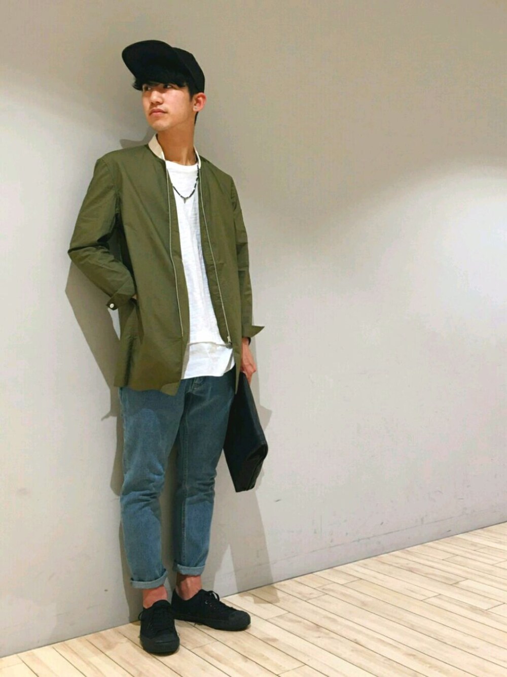 グリーン系のブルゾン、ホワイト系のTシャツ/カットソー、ブルー系のデニムパンツを着用したメンズの春コーディネートの1枚目の写真