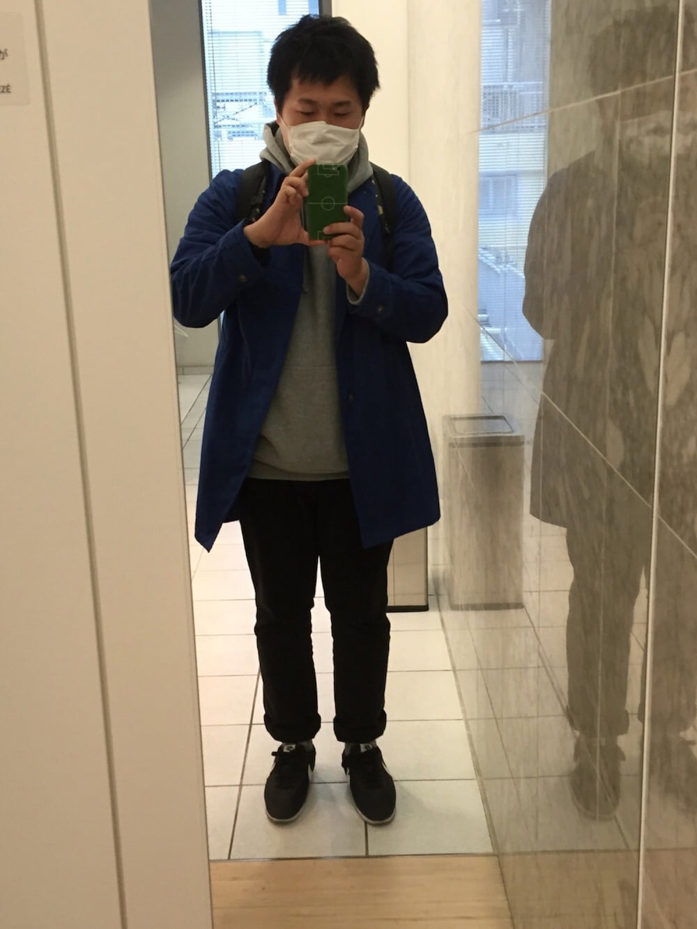 「Boulder Mountain Styleのアイテム（ステンカラーコート、ブルー系）」を使った、AGOさん（メンズ・170cm）の冬コーディネートの1枚目の写真