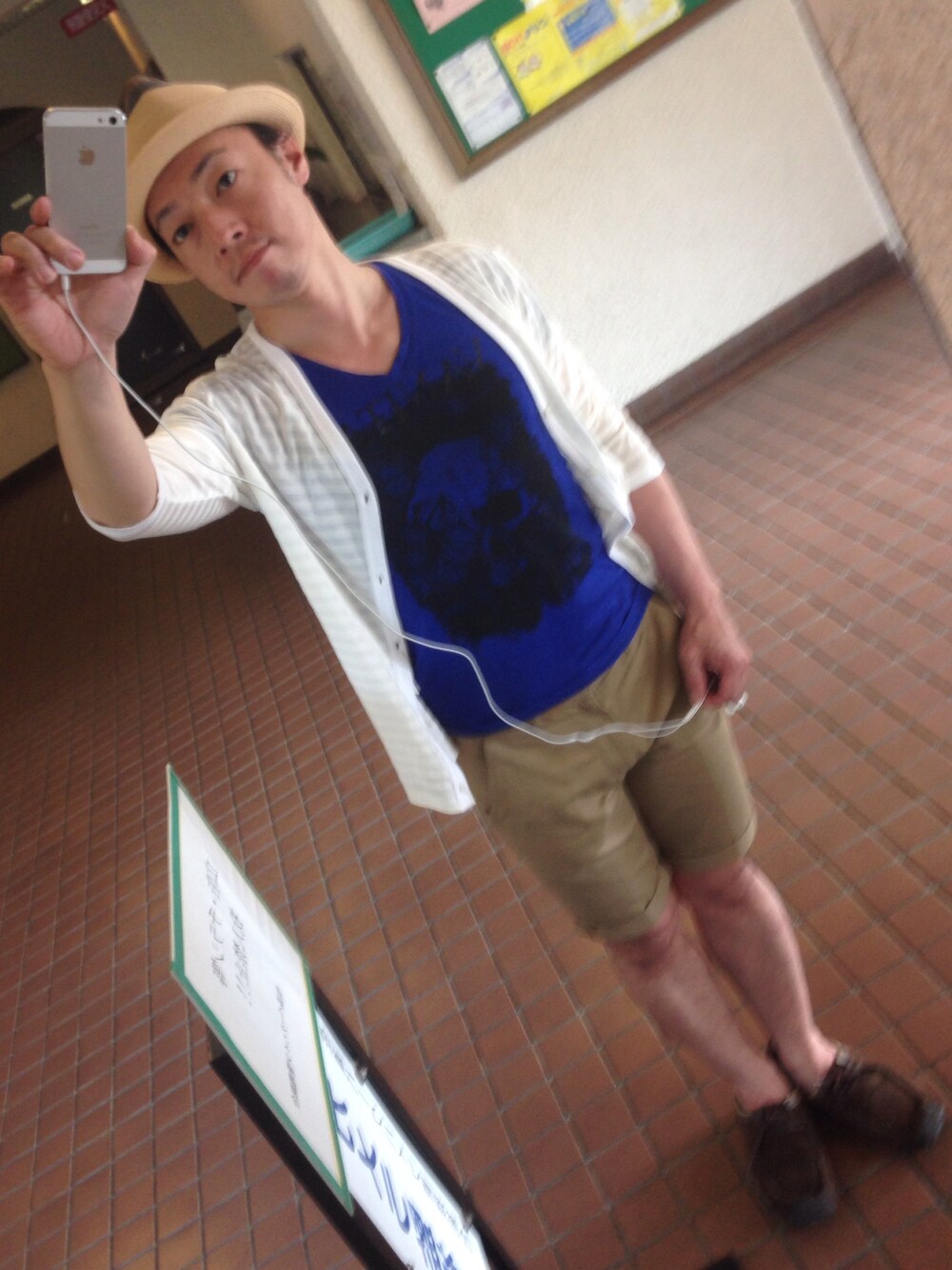 「VANQUISH、ハット、ハーフパンツ、clarks、カーティガン、MURDERLICENSE、URBAN RESEARCH、青いTシャツ」｜「Murder LicenseのヴァニタスVネックTシャツ（Tシャツ/カットソー、ブルー系）」を使った、Tomoさん（メンズ・164cm）の夏コーディネートの1枚目の写真