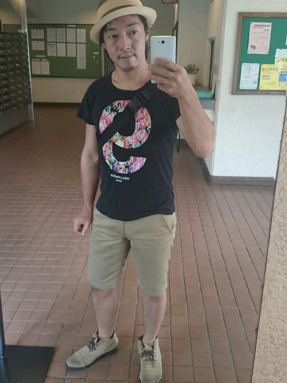 「VANQUISH、ナンバリングT、ハーフパンツ、ベージュ、ブラックTシャツ、ハット、ストローハット」｜「VANQUISHのアイテム（Tシャツ/カットソー、ブラック系）」を使った、Tomoさん（メンズ・164cm）の秋コーディネートの1枚目の写真