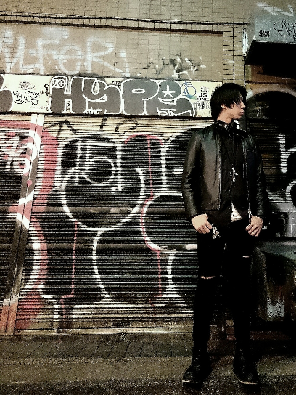 ブラック系のジャケット/アウター、ブラック系のデニムパンツ、ブラック系のアクセサリーを着用したメンズの秋コーディネートの1枚目の写真