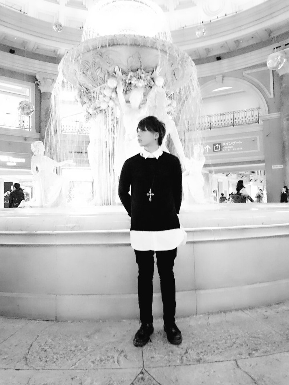 ブラック系のニット/セーターを着用したメンズの秋コーディネートの1枚目の写真