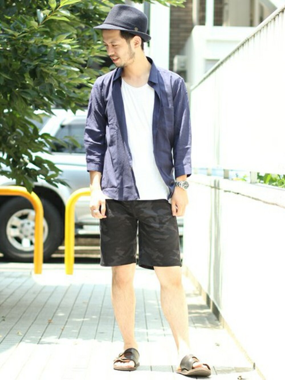 「シャツ、カモフラ、Tシャツ、ハット、サンダル、ショーツ」｜「STUDIOUSのSTUDIOUS オーガニックコットンナローカラーカットソー MADE IN JAPAN（Tシャツ/カットソー、ホワイト系）」を使った、岩瀬さん（メンズ・170cm）の夏コーディネートの1枚目の写真