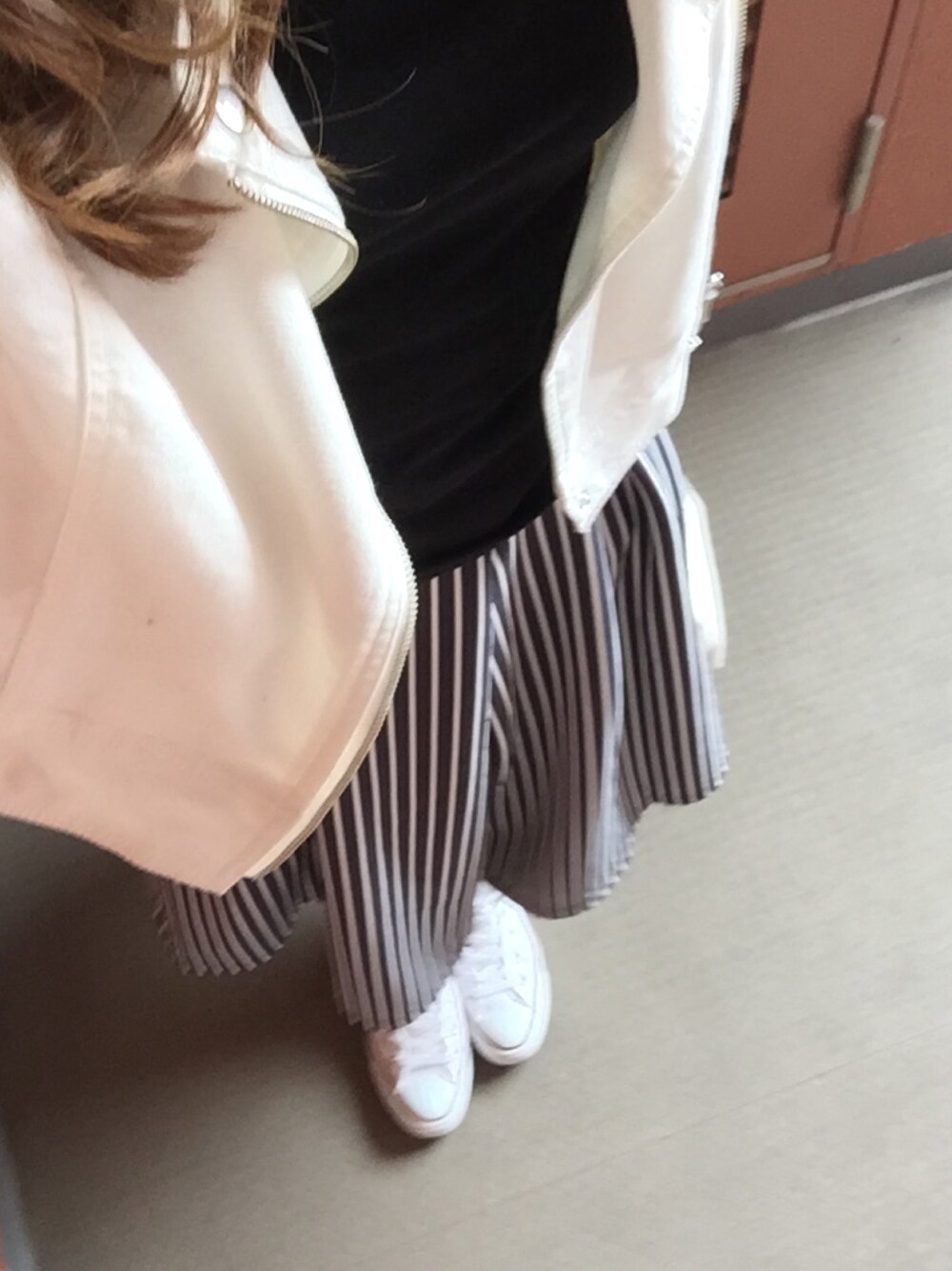 「GU、ホワイト」｜「GUのアイテム（スカート、ブルー系）」を使った、べーやんさん（レディース・162cm）の春コーディネートの1枚目の写真
