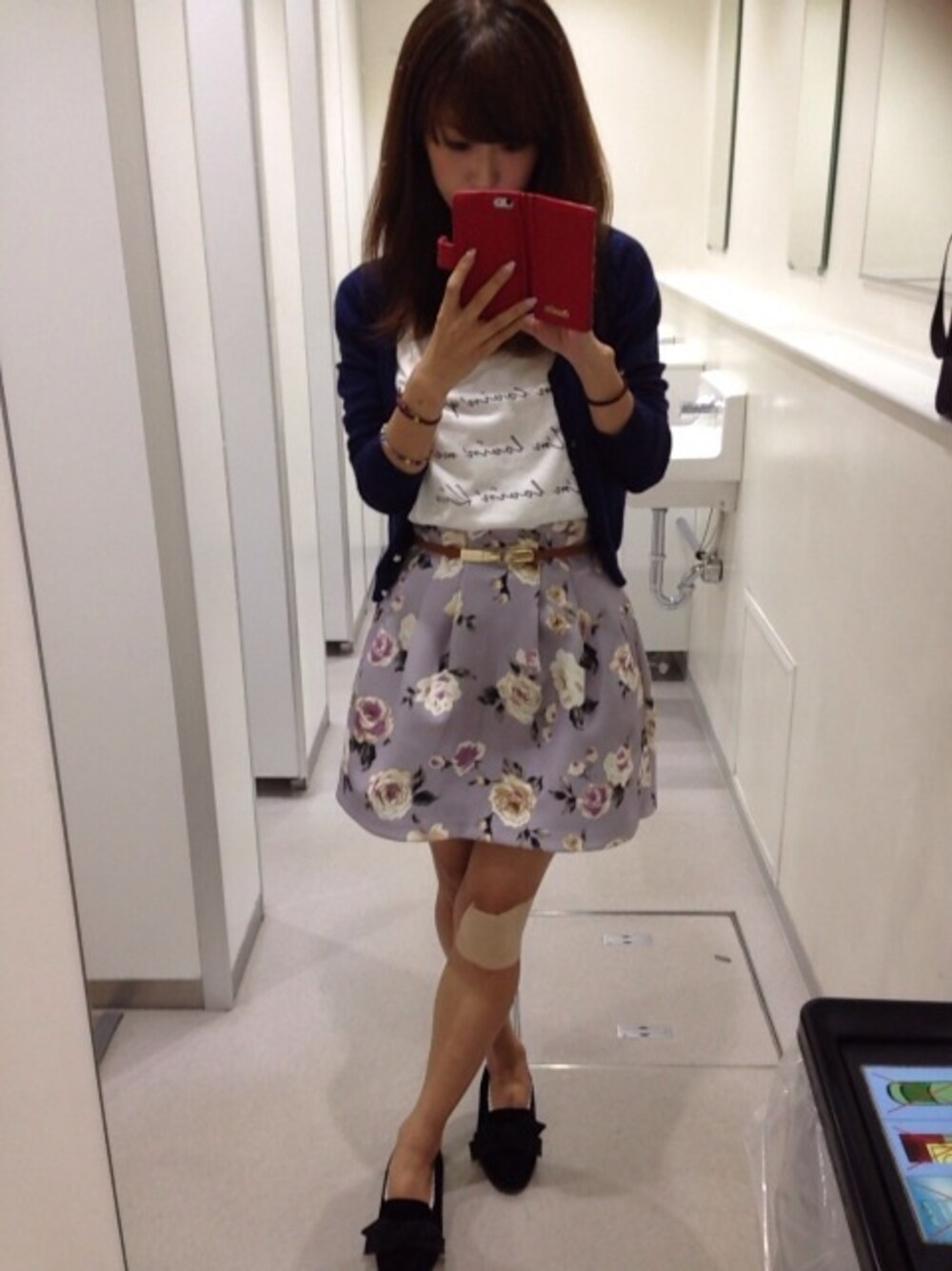 ブルー系のカーディガン/ボレロ、ホワイト系のTシャツ/カットソー、ブルー系のスカートを着用したレディースの秋コーディネートの1枚目の写真