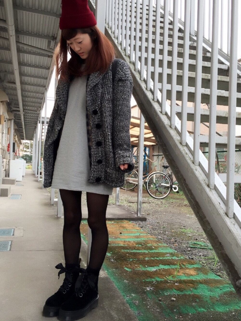 ブルー系のシャツ/ブラウス、ブラック系のその他アウター、グレー系のワンピースを着用したレディースの冬コーディネートの1枚目の写真