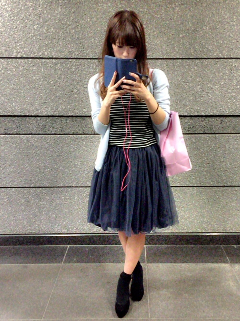 ブルー系のTシャツ/カットソー、ブルー系のカーディガン/ボレロ、ブルー系のスカートを着用したレディースの秋コーディネートの1枚目の写真