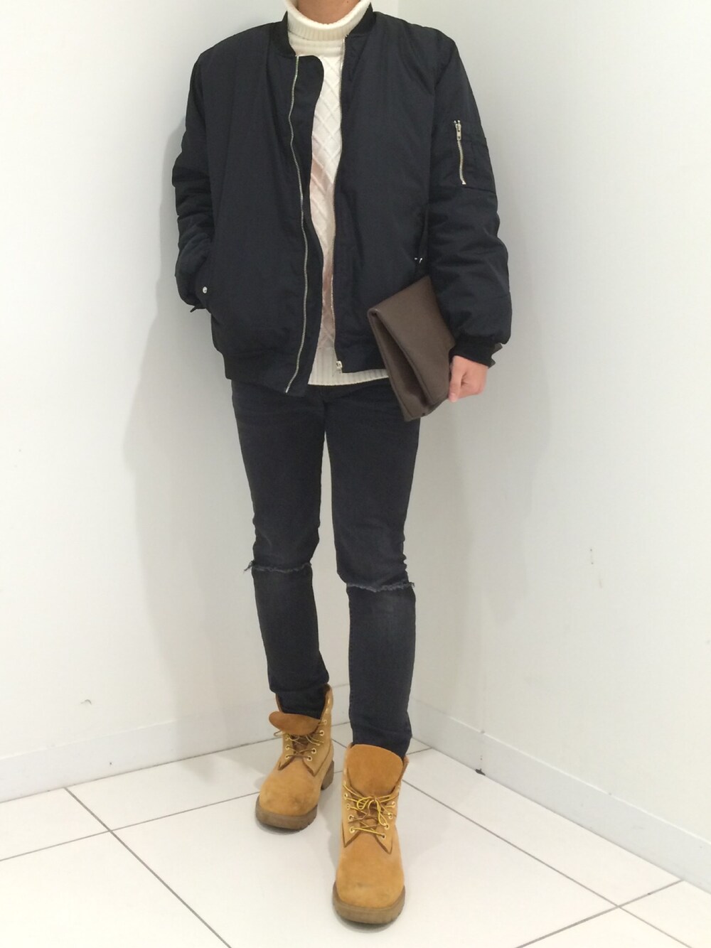 「韓国ファッション、韓国ブランド、MA-1、dholic、ダメージデニムパンツ、H&M、Timberland、クラッチバッグ、RAGEBLUE」｜「DHOLICのアイテム（ブルゾン、ブラック系）」を使った、junさん（メンズ・173cm）の秋コーディネートの1枚目の写真