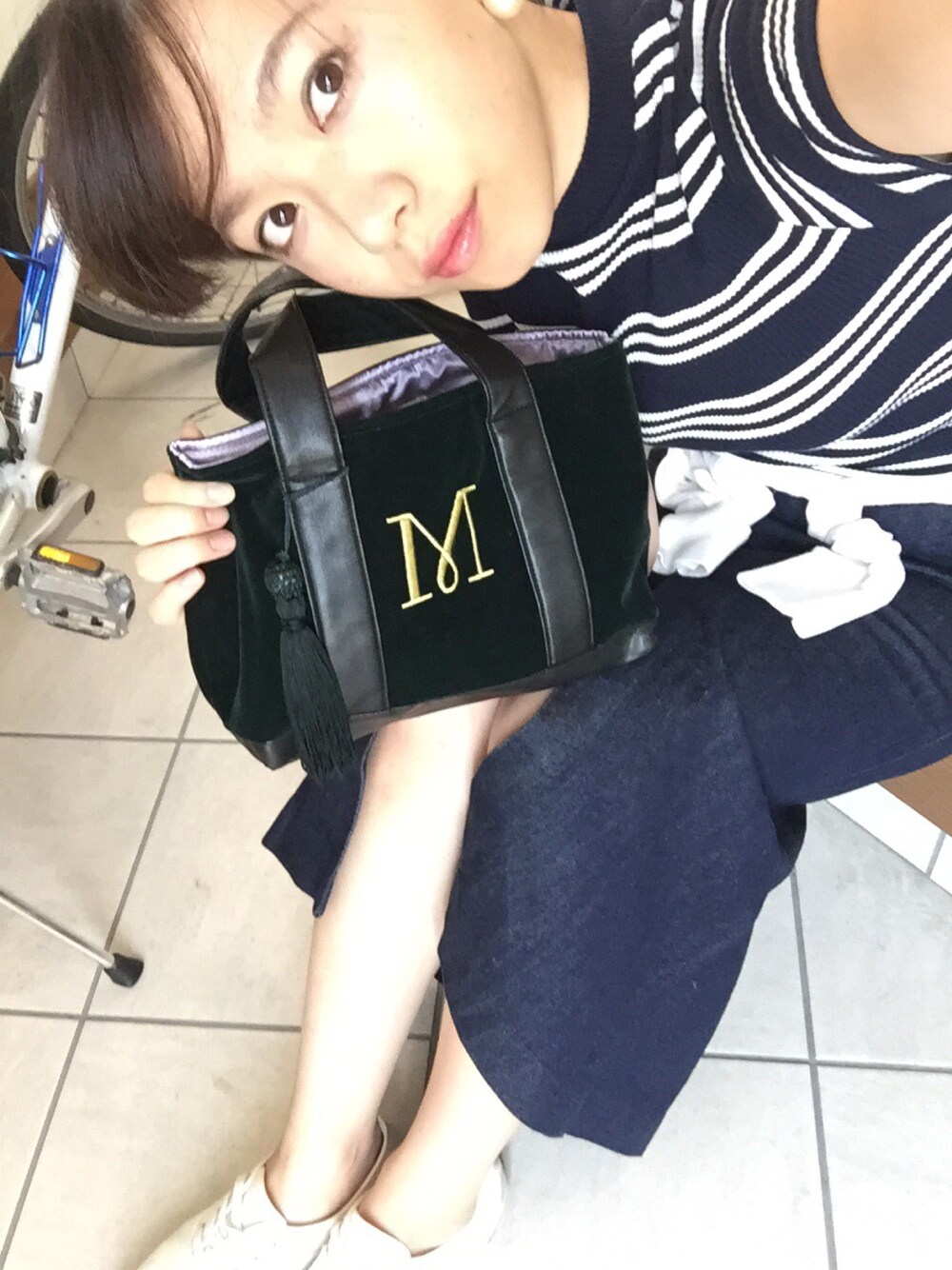 「ボーダー、ハイネック、ハイネックニット、デニム、デニムスカート、ロングスカート、白スニーカー、こしまきスタイル、パールアクセ、イニシャルバック」｜「koeのアイテム（ピアス（両耳用）、ホワイト系）」を使った、Merbさん（レディース・158cm）の秋コーディネートの1枚目の写真