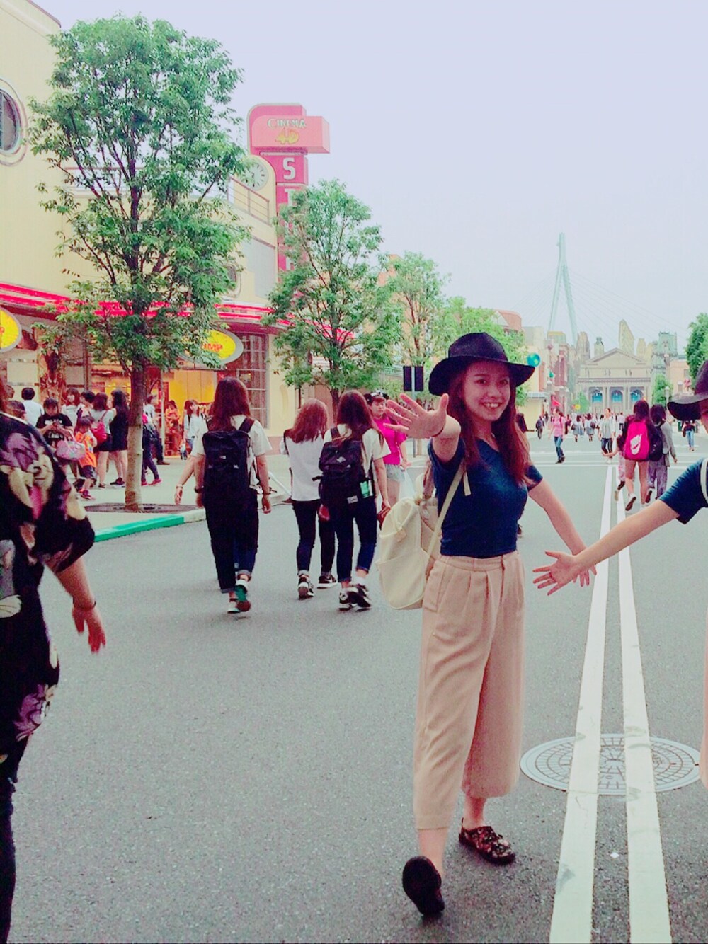 「USJ、summer、オトナカジュアル、リラックススタイル、ラフ、夏コーデ、肌見せ、バックリボン、ガウチョパンツ、スニーカー」｜「LOWRYS FARMのナカオレペーパーＨＡＴ  715990（ハット、ブラック系）」を使った、Merbさん（レディース・158cm）の夏コーディネートの1枚目の写真