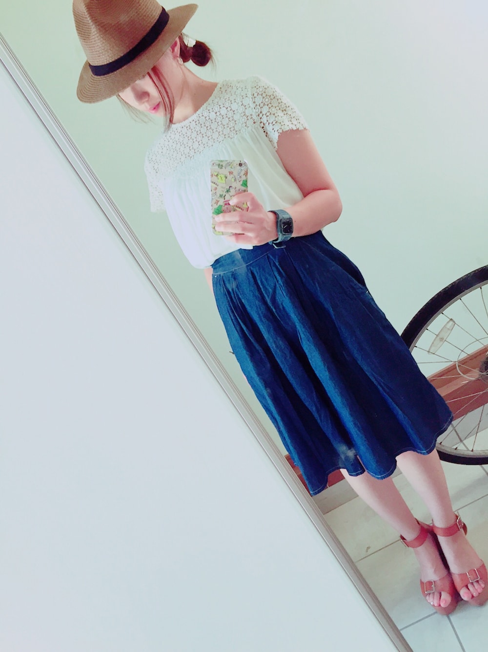 「休日スタイル、楽チンコーデ、レース、レーストップス、レーストップス×デニム、デニム、ガウチョパンツ、麦わら帽子、夏」｜「ZARAのアイテム（シャツ/ブラウス、ホワイト系）」を使った、Merbさん（レディース・158cm）の夏コーディネートの1枚目の写真