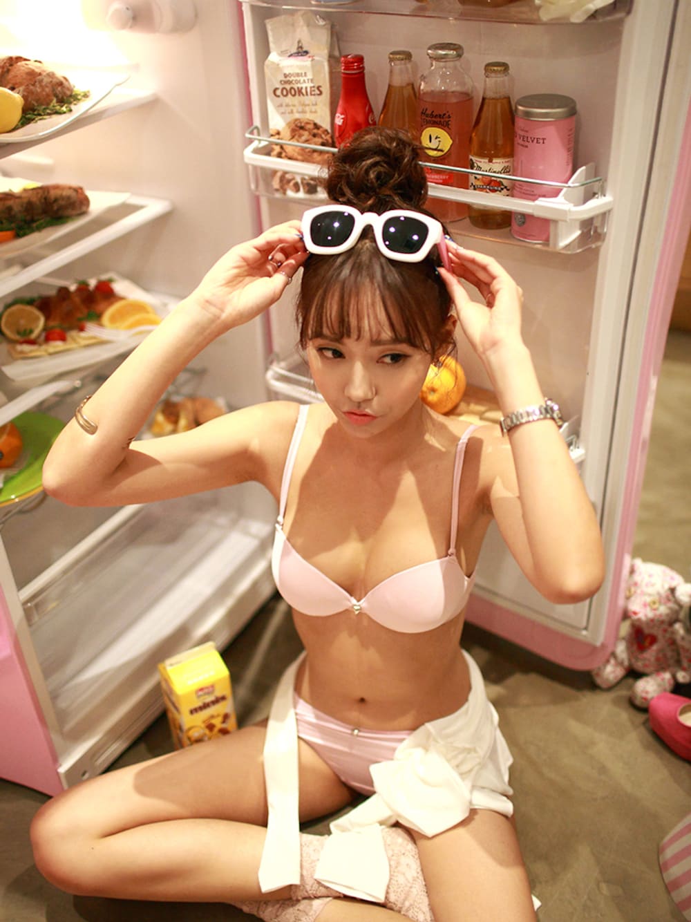 ピンク系のブラ&ショーツを着用したレディースの冬コーディネートの1枚目の写真