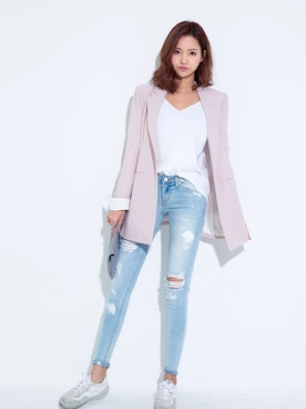 ニット/セーターを使った「ピンク×白」の人気ファッション