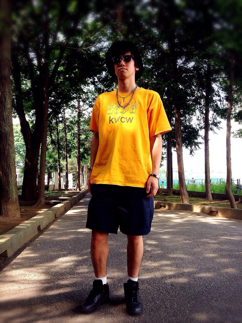 ブラック系のスニーカー、ゴールド系のアナログ腕時計、ブラック系のハットを着用したメンズの夏コーディネートの1枚目の写真