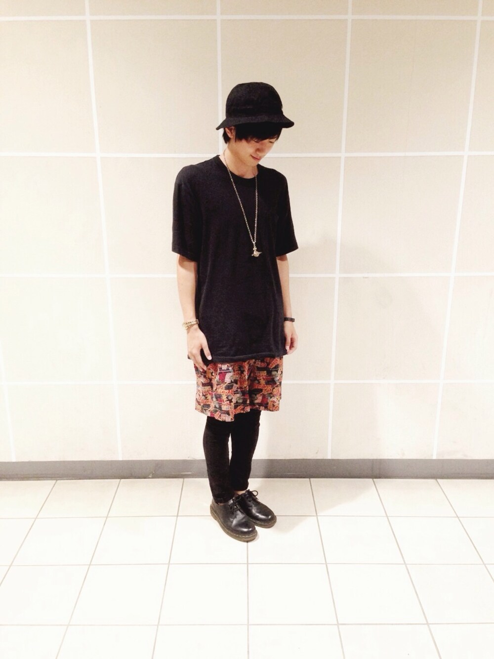 その他のその他パンツ、ブラック系のTシャツ/カットソー、ブラック系のその他シューズを着用したメンズの夏コーディネートの1枚目の写真