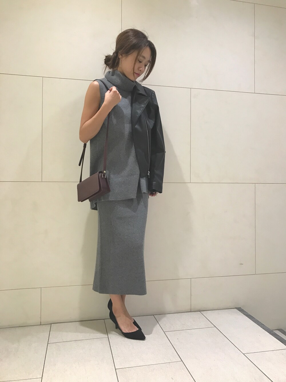 「タイトスカート、ニット、セットアップ、グレー、ライダース、ボルドー、タートルネック、ミニバッグ、ノースリーブ、MAISON DE REEFUR」｜「MAISON DE REEFURのハイゲージ ノー スリーブ リブニット プルオーバー（Tシャツ/カットソー、グレー系）」を使った、Ayaka Akiyamaさん（レディース・160cm）の秋コーディネートの1枚目の写真