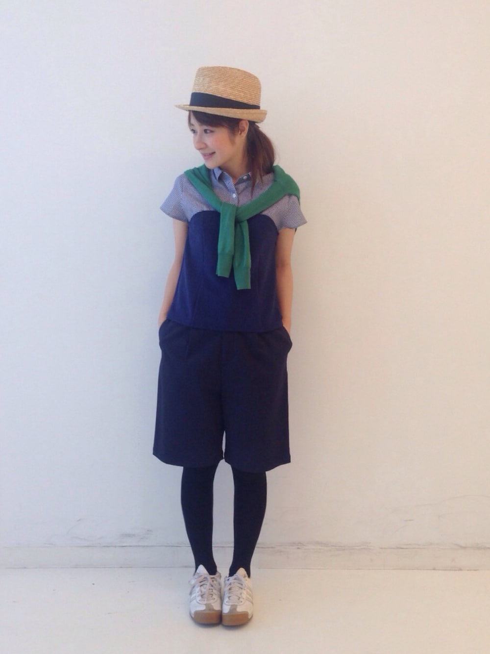 ブルー系のシャツ/ブラウス、ブルー系のその他パンツ、ホワイト系のスニーカーを着用したレディースの春コーディネートの1枚目の写真