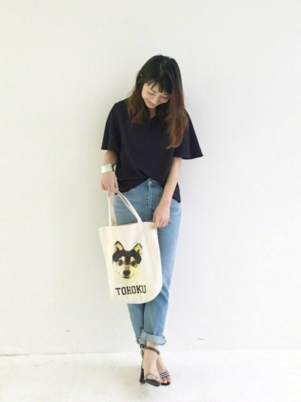 「シンプル、東北、犬、デニム、haco.、haco!」｜「haco!のラッフルスリーブのきれいめＴブラウス（シャツ/ブラウス、ブルー系）」を使った、ｉｙｕさん（レディース・157cm）の春コーディネートの1枚目の写真