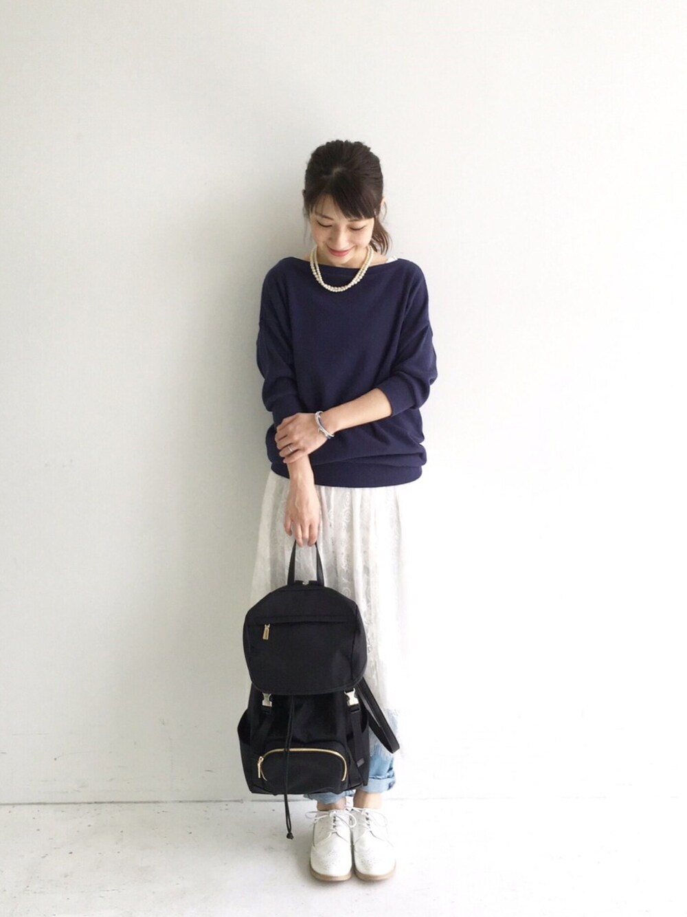 ホワイト系のTシャツ/カットソー、ホワイト系のスカート、ホワイト系のドレスシューズを着用したレディースの春コーディネートの1枚目の写真