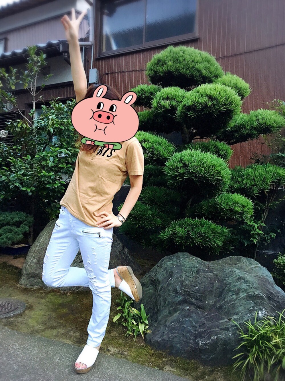 「白パンツ、Tシャツ、サンダル、真夏日、ピース」｜「GUCCIのアイテム（ネックレス、シルバー系）」を使った、きむさん（レディース・158cm）の夏コーディネートの1枚目の写真