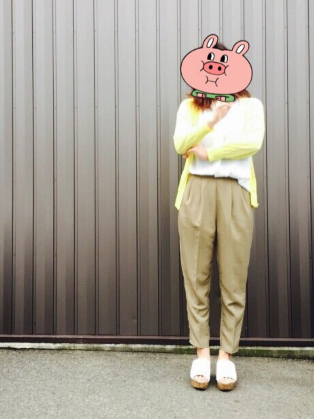 「シャツ、パンツ、サンダル、リュック、変身」｜「A part byのＶサテンスキッパーブラウス 726138 （シャツ/ブラウス、ホワイト系）」を使った、きむさん（レディース・158cm）の夏コーディネートの1枚目の写真