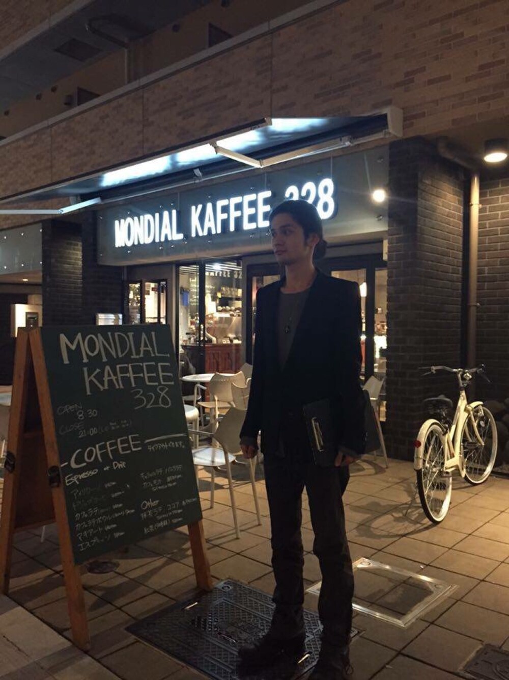 「casual、black、ラフ、working style、boots、men、fashion」｜「DEVOAのアイテム（スーツジャケット、ブラック系）」を使った、Jin Uchidaさん（メンズ・180cm）の冬コーディネートの1枚目の写真