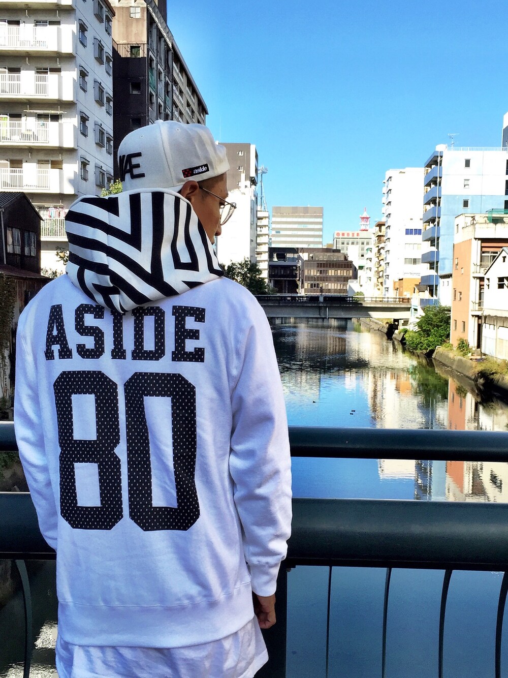 「aside_ae、border、white」｜「ASIDEのÆ BORDER HOODY（パーカー、ホワイト系）」を使った、ISAMCLOSERさん（メンズ・175cm）の秋コーディネートの1枚目の写真