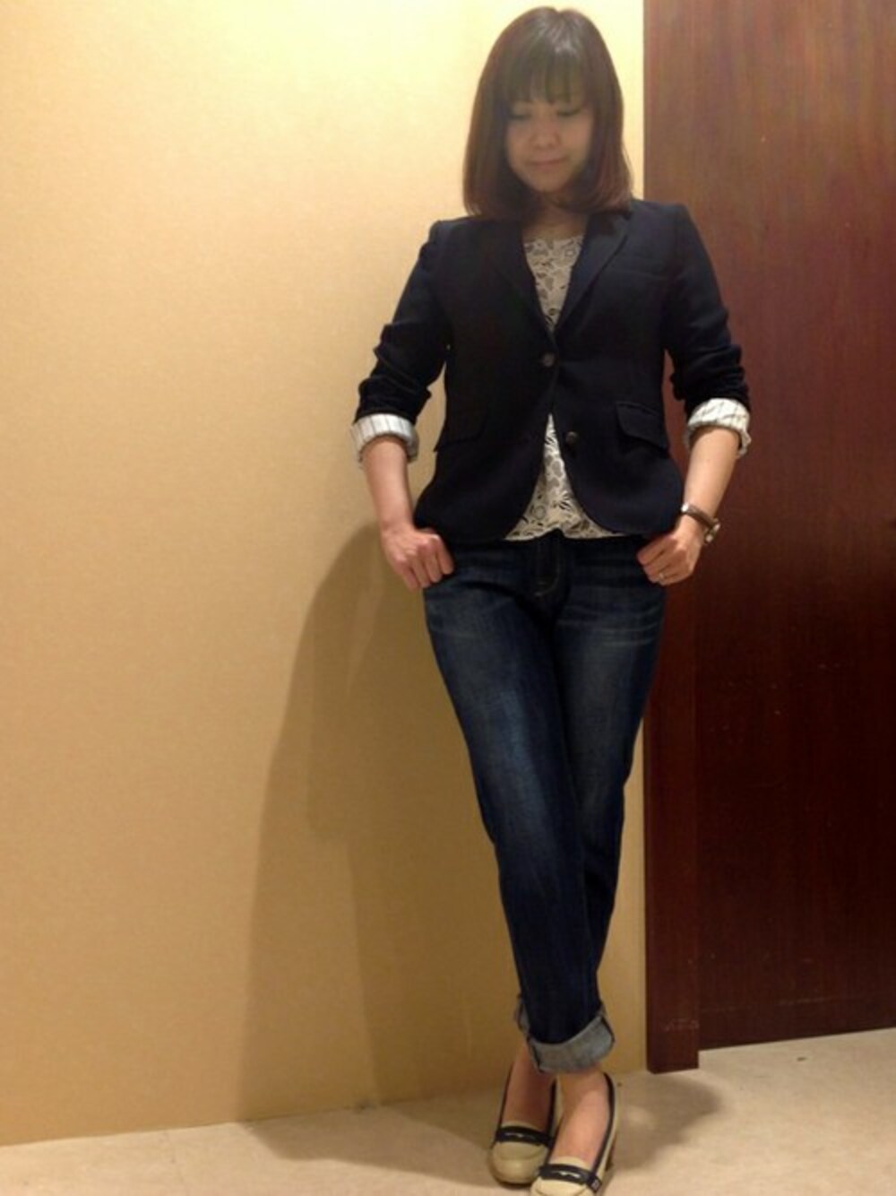 ブルー系のテーラードジャケット、ブルー系のデニムパンツ、ホワイト系のモカシン/デッキシューズを着用したレディースの春コーディネートの1枚目の写真