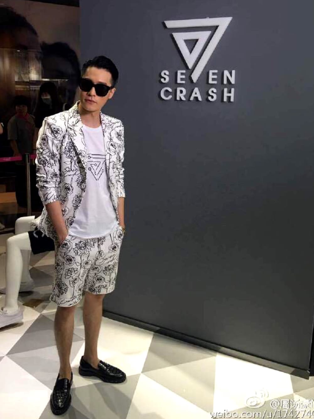 ホワイト系のTシャツ/カットソー、ホワイト系のスーツジャケット、ホワイト系のパンツを着用したメンズの夏コーディネートの1枚目の写真