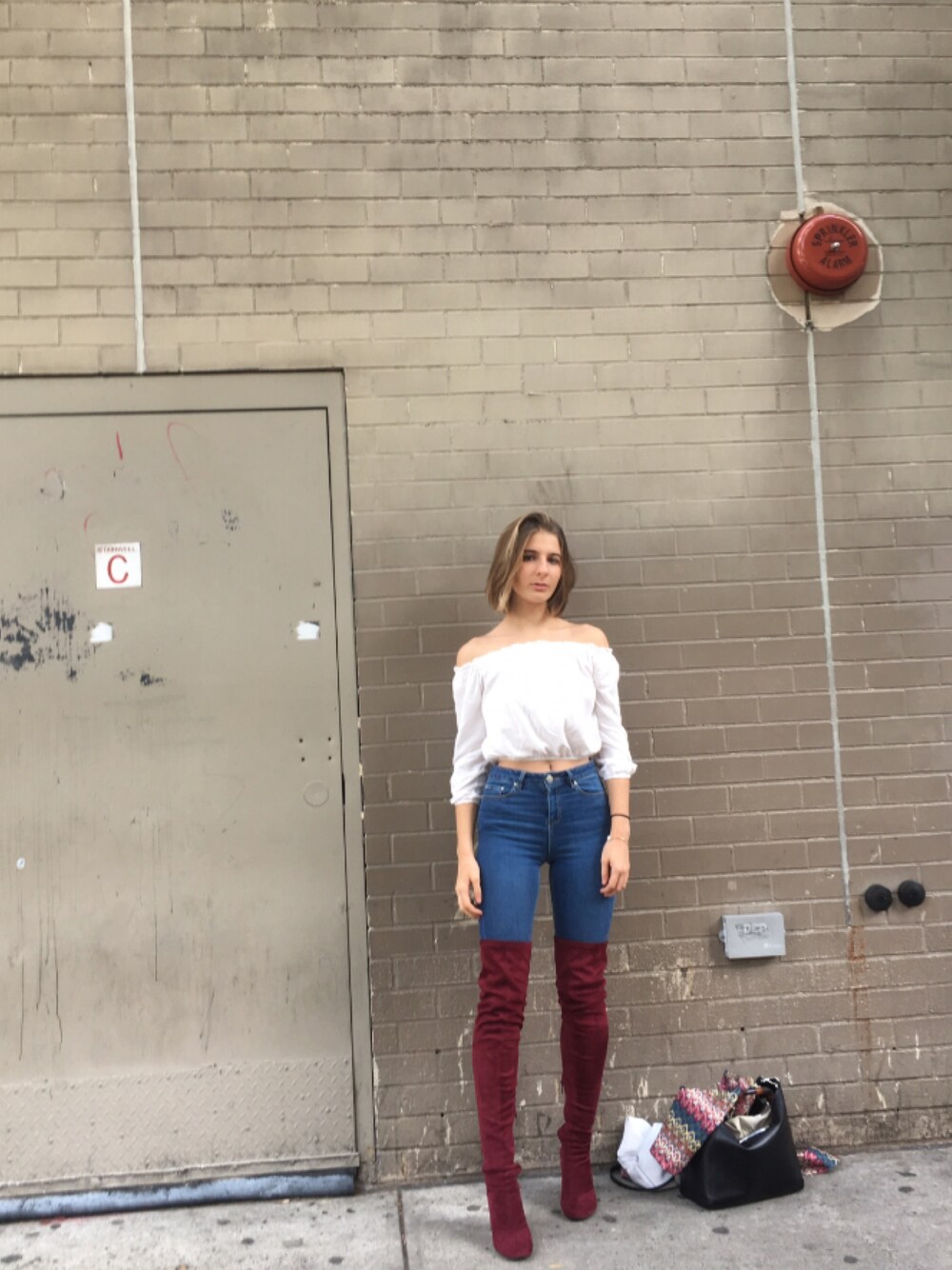 「ootd、outfit、NYC、STYLE、fashion、denim、streetstyle、red、white、black」｜「Brandy Melvilleのアイテム（その他トップス、ホワイト系）」を使った、toriさん（レディース・175cm）の秋コーディネートの1枚目の写真