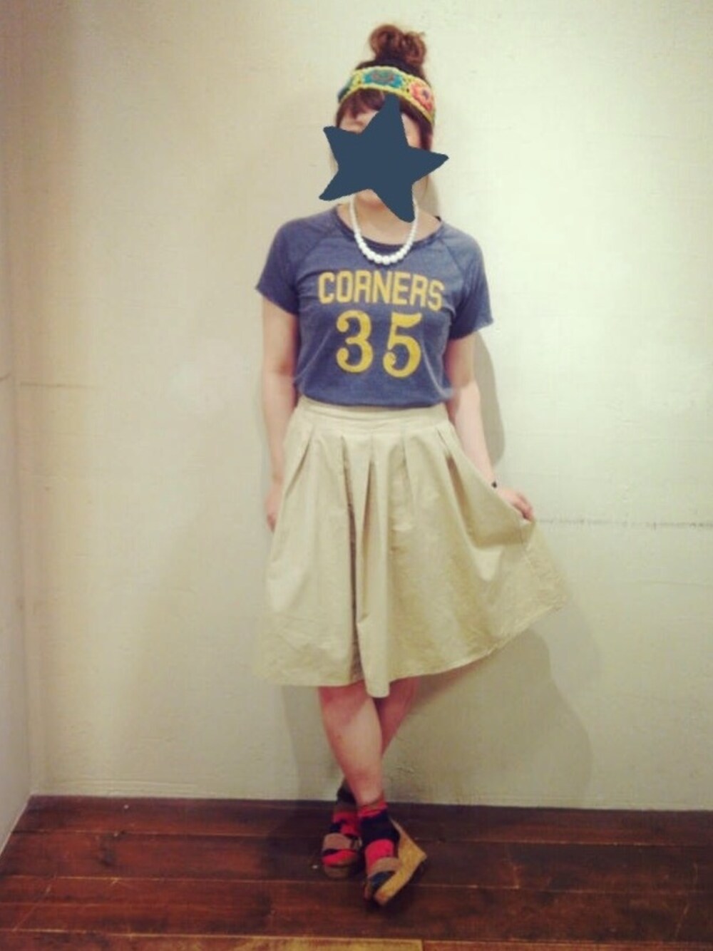 「ヘアバンド、ひざ丈スカート、お気に入りのTシャツ、厚底サンダル」｜「ロゴT（Tシャツ/カットソー、グレー系）」を使った、rさん（レディース・163cm）の春コーディネートの1枚目の写真