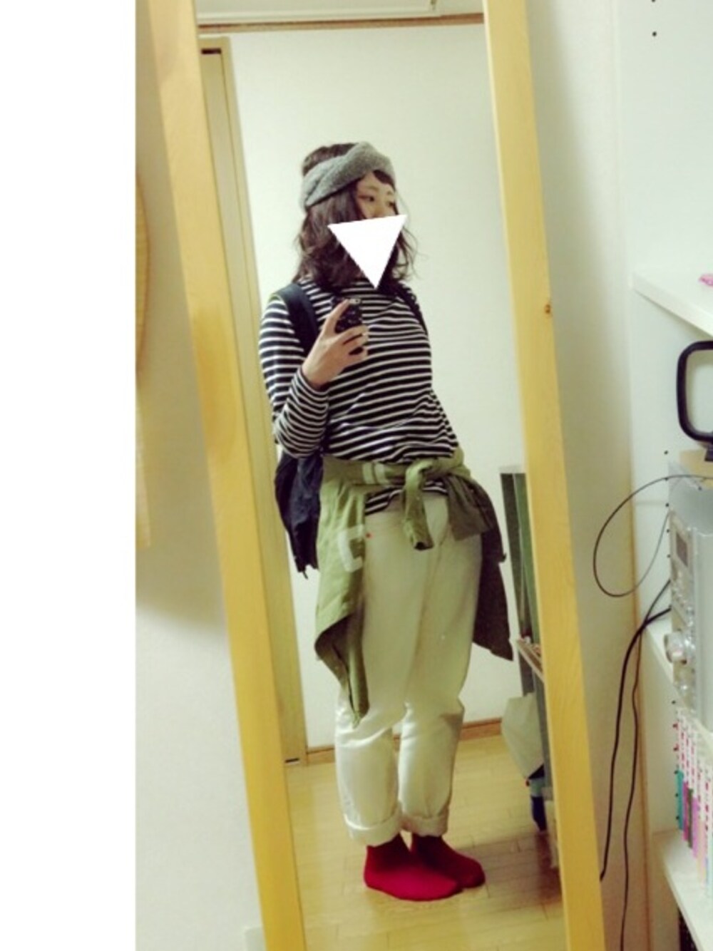 「ボーダー、リュック、ニューバランス、ホワイトデニム、白パンツ、赤い靴下、リラックススタイル、腰巻きスタイル」｜「coenの【MBC】バスクボーダーボートネックカットソー（Tシャツ/カットソー、ブラック系）」を使った、rさん（レディース・163cm）の秋コーディネートの1枚目の写真