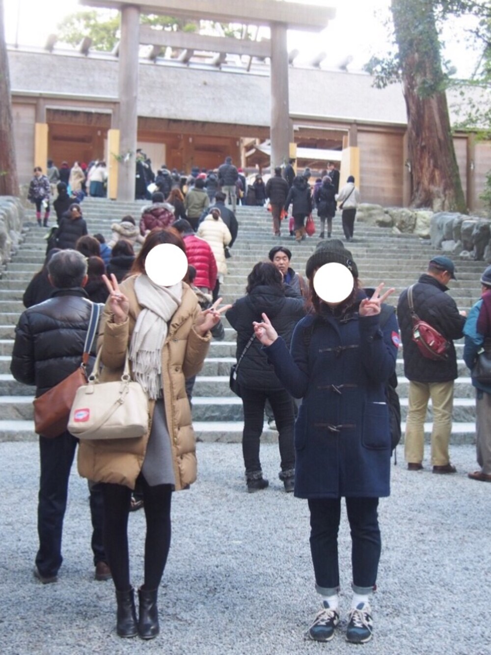 「グレーのニット、ギンガムチェック、デニムパンツ、白ソックス、スニーカー、ニューバランス、ニット帽、伊勢神宮」｜「URBAN RESEARCH DOORSのアイテム（ニット/セーター、グレー系）」を使った、rさん（レディース・163cm）の冬コーディネートの1枚目の写真