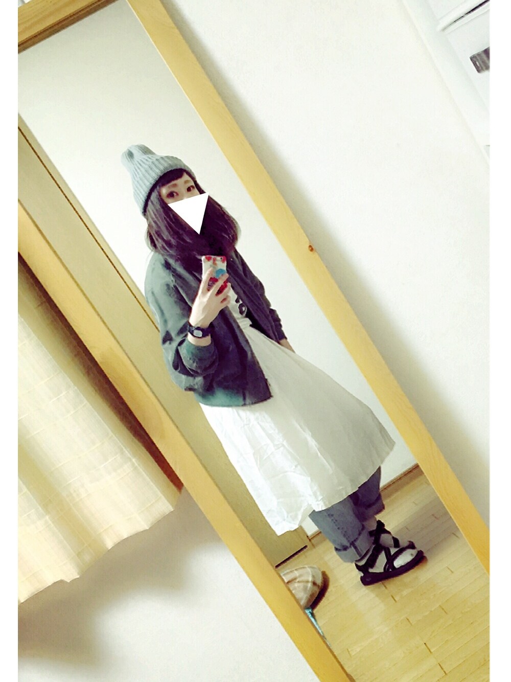 「ニットキャップ、靴下 × サンダル、古着、古着MIX、ホワイト」｜「URBAN RESEARCH DOORSのアイテム（Tシャツ/カットソー、ホワイト系）」を使った、rさん（レディース・163cm）の春コーディネートの1枚目の写真