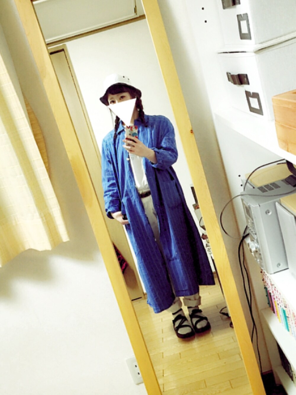 「古着、古着MIX、ホワイトパンツ、ホワイト、Tシャツ、chaco、サンダルに靴下、白ソックス、白シャツ、ハット」｜「古着のアイテム（シャツワンピース、ブルー系）」を使った、rさん（レディース・163cm）の春コーディネートの1枚目の写真
