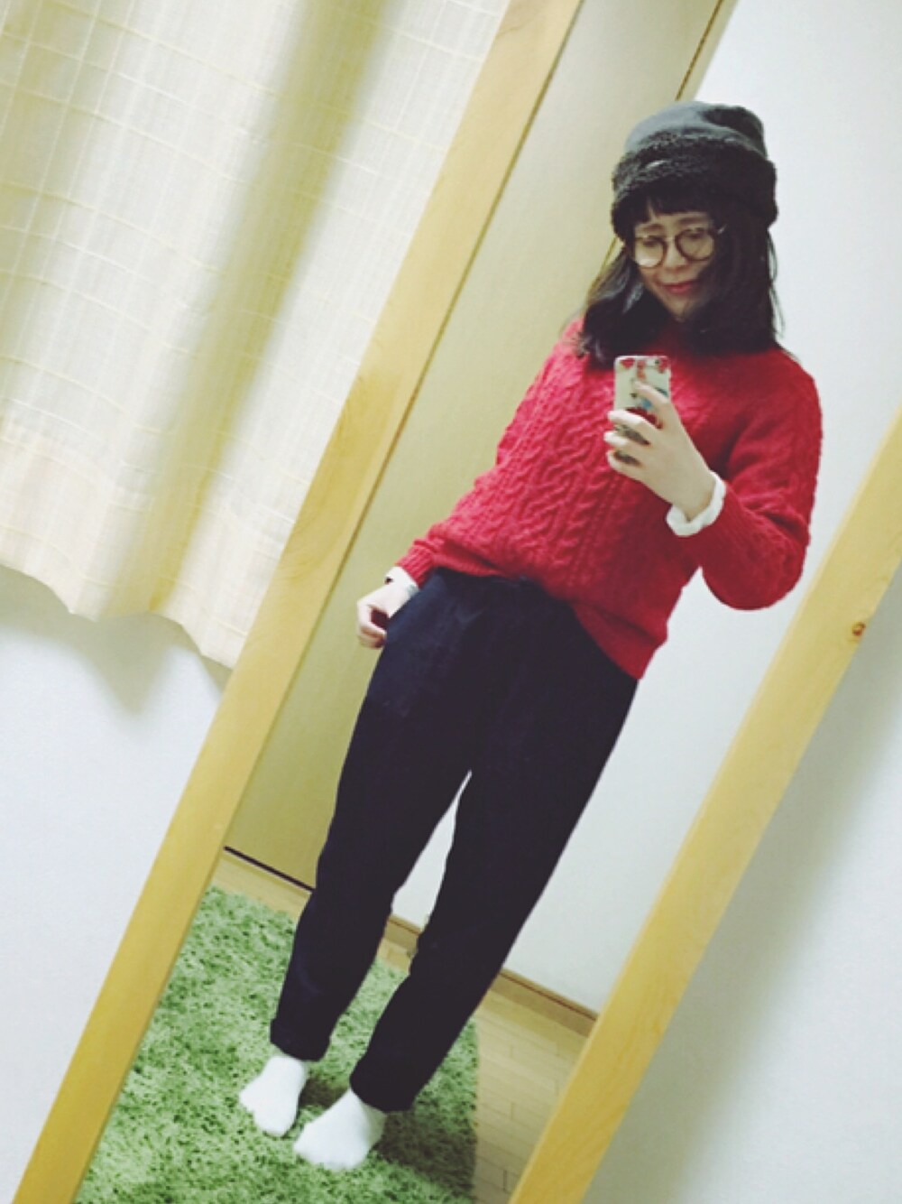 「赤ニット、もこもこ、スラックス、パンツスタイル、シロシャツ、ノーカラーシャツ、おでかけ、めがね、MHL.、GLOBAL WORK」｜「URBAN RESEARCH DOORSのストレッチテーパードイージーパンツ（パンツ、ブラック系）」を使った、rさん（レディース・163cm）の冬コーディネートの1枚目の写真