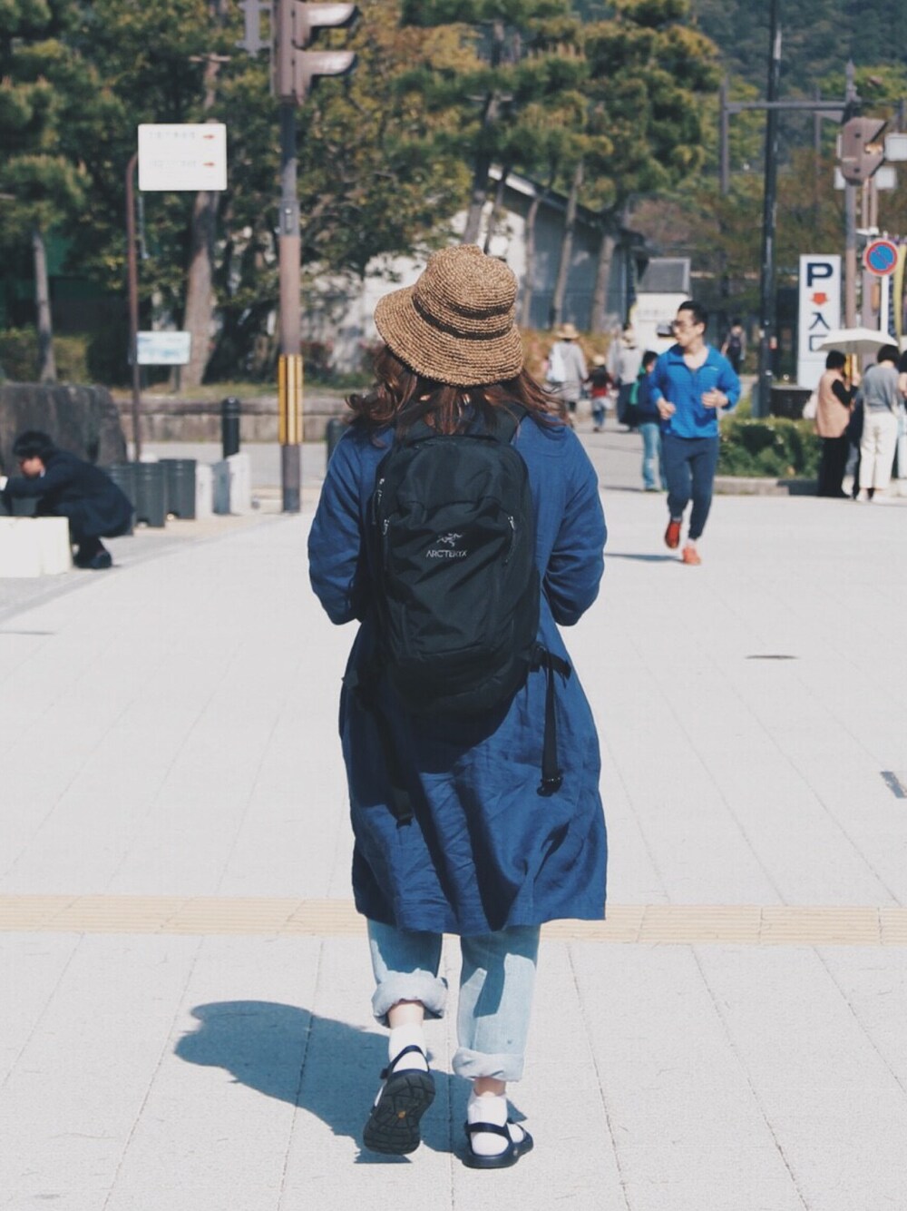 「春コーデ、ラクチンコーデ、デニム、ワンピース、サンダルに靴下、ハット、無印良品、古着MIX、BEAMS BOY」｜「ARC'TERYXのARC'TERYX / “MANTIS 26” 15SS☆（バックパック/リュック、ブラック系）」を使った、rさん（レディース・163cm）の春コーディネートの1枚目の写真