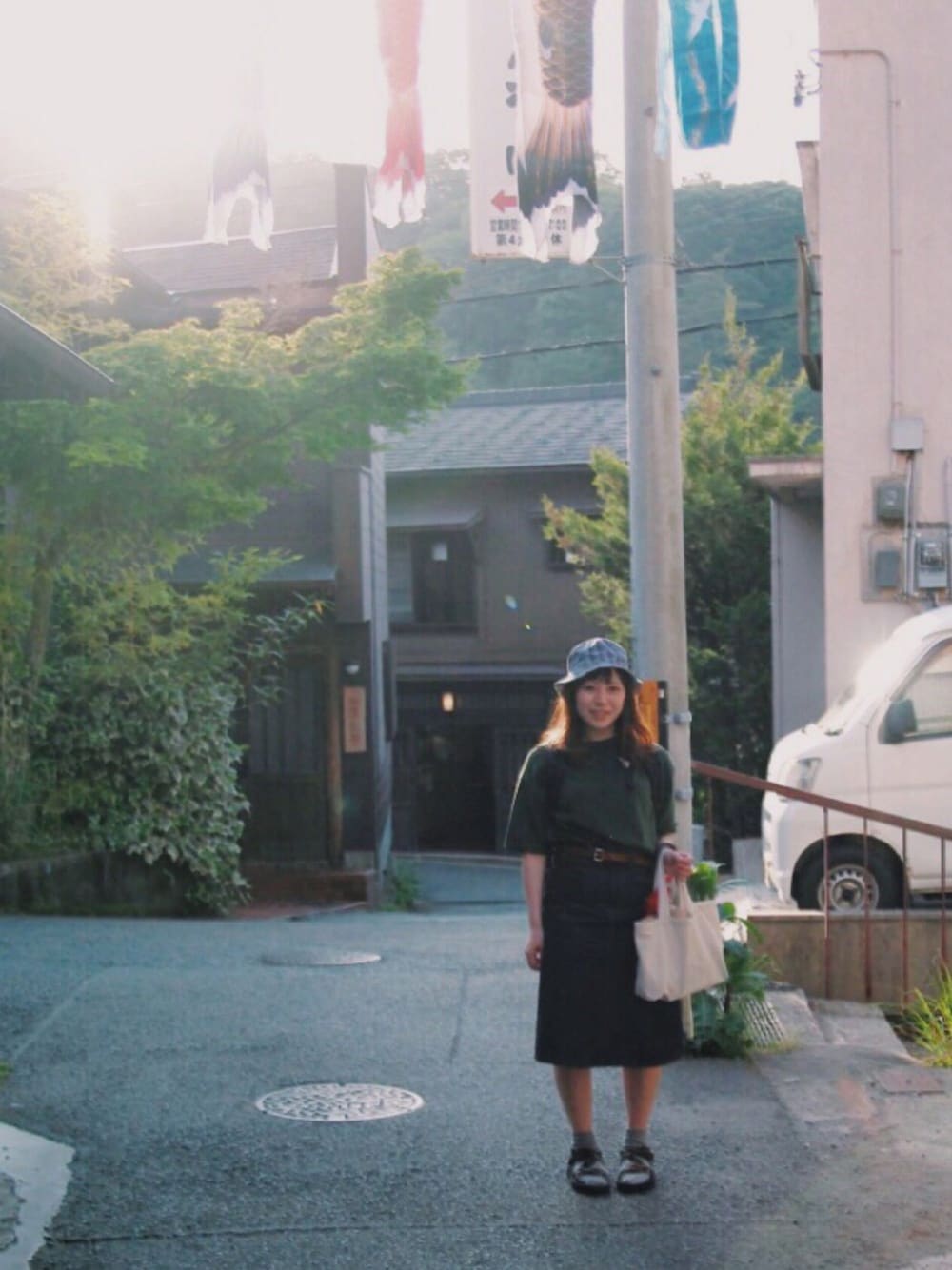 「シンプル、夏コーデ、GU、BEAMS BOY、デニムスカート、Tシャツ、Tシャツ×デニム、サンダルに靴下、サンダル、ラフ」｜「BEAMS BOYのBEAMS BOY / チェック リバーシブル ハット（ハット、グレー系）」を使った、rさん（レディース・163cm）の春コーディネートの1枚目の写真